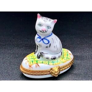 Authentic Limoges France Peint Main Sitting Cat Trinket Box Oval Porcelain